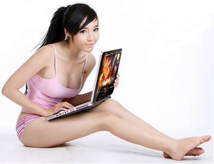 Elly trần khoe vẻ đẹp bên chiếc máy tính